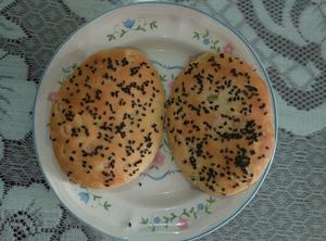 黑芝麻牛舌状葱油发面饼（烤箱烤制）和白芝麻圆形葱油发面饼（电饼铛煎烙）的做法 步骤8