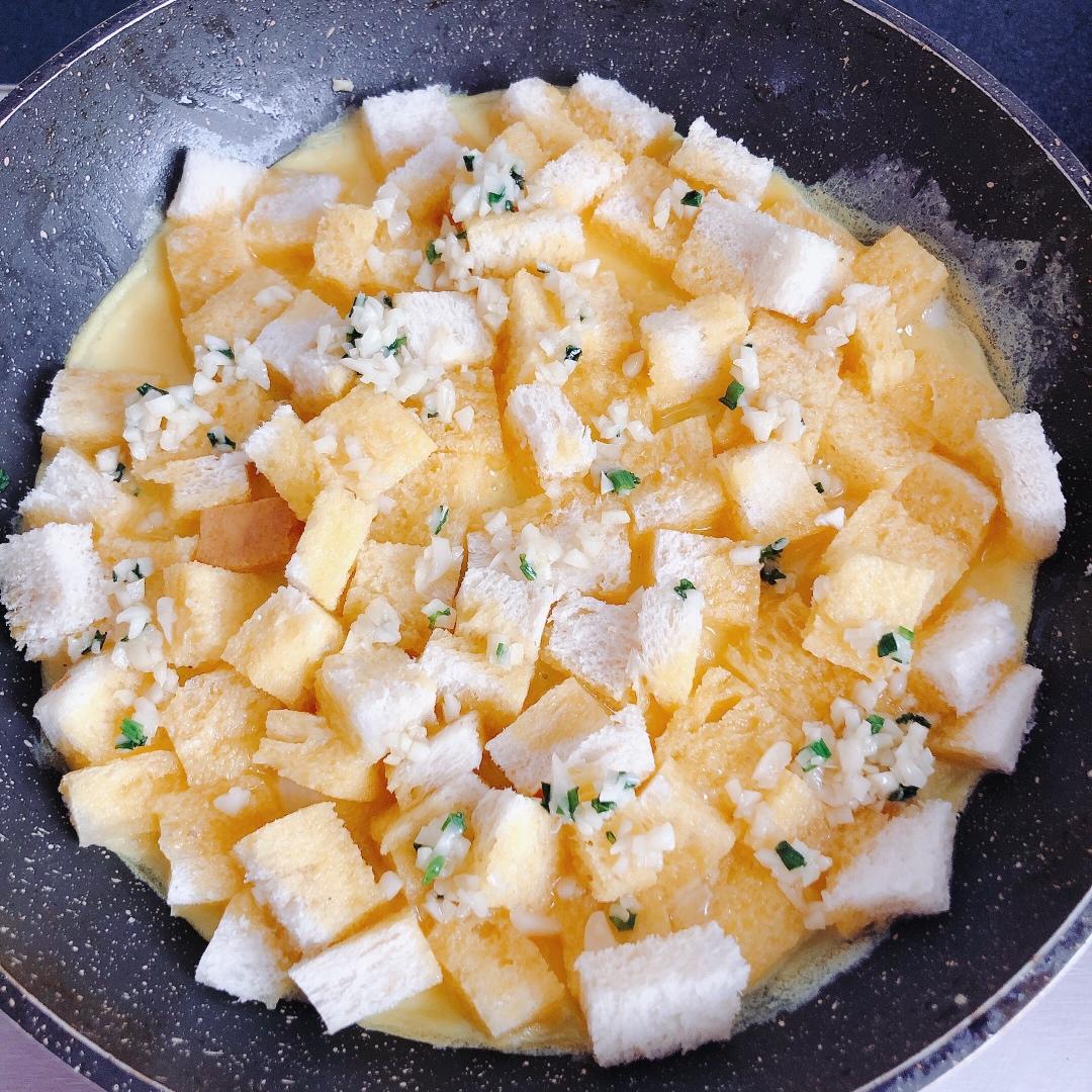 #麦子厨房#小红锅#蒜香吐司鸡蛋饼