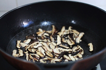 香菇炒荷兰豆的做法 步骤4