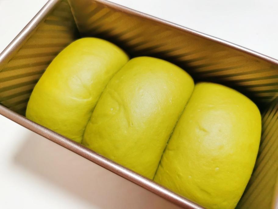 轻松出手套膜的抹茶吐司