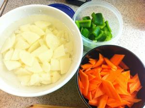 青椒炒土豆胡萝卜片的做法 步骤1