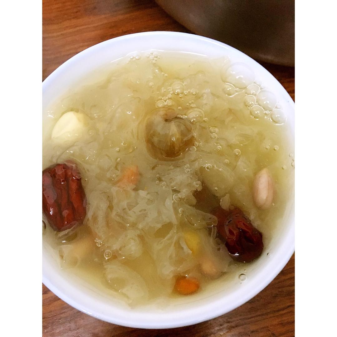 银耳红枣莲子羹Tremella jujube lotus nuts sweet soup