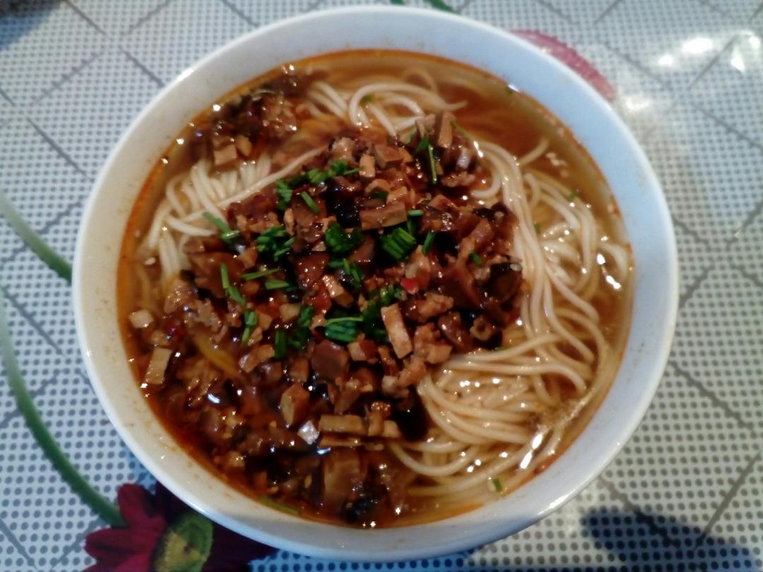 香菇肉酱面