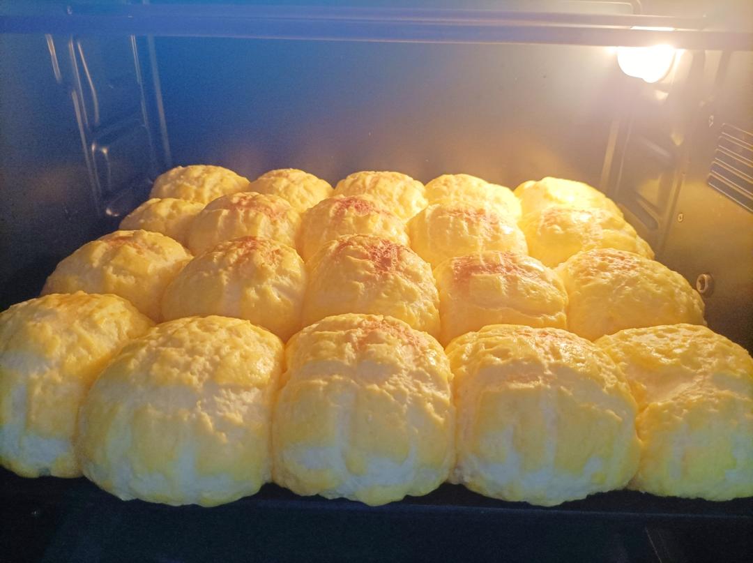 好吃到炸裂的港式菠萝包（附带制作酥皮的小视频）