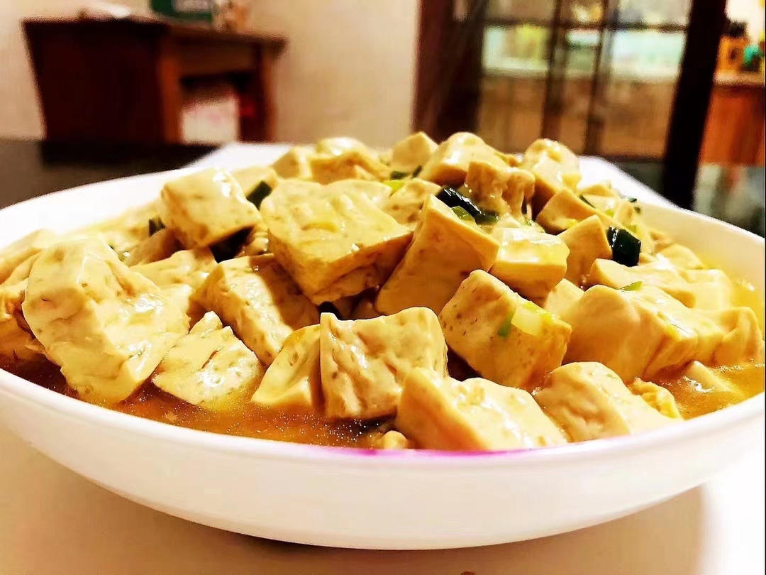 不放肉也超下饭的葱焖豆腐