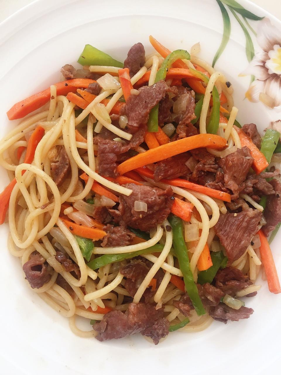 黑椒牛柳炒意面