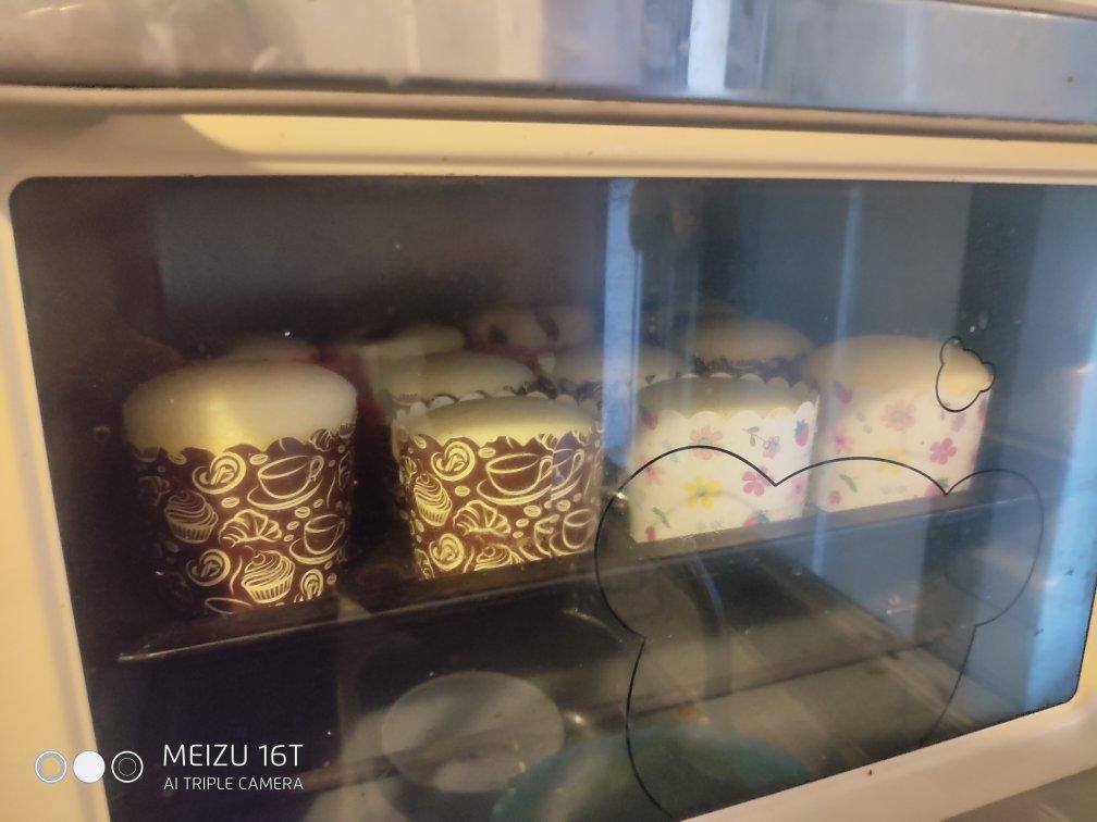 纸杯蛋糕(小熊烤箱版，手动打发蛋白)