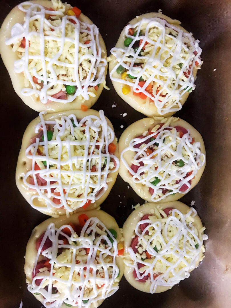 小麻人55做的快手简单一次发酵可可爱爱火腿披萨小面包学生早餐