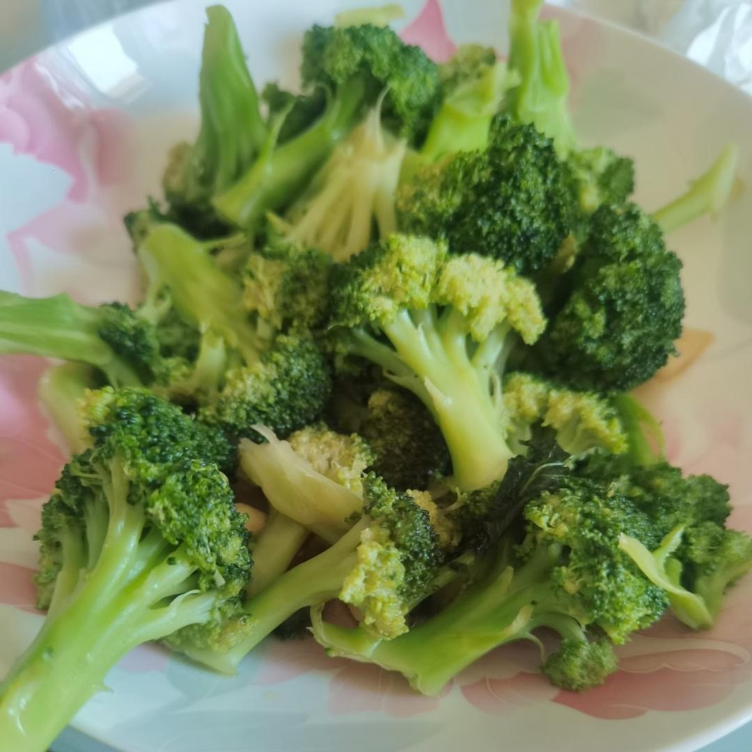 好吃到爆的耗油蒜蓉西兰花(从不修图，喜欢请关注)