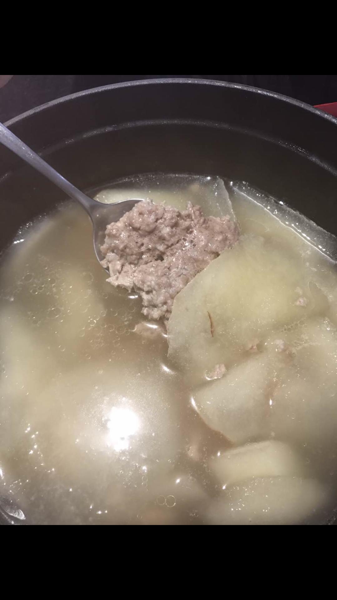 铸铁锅：雪梨肉饼汤的做法