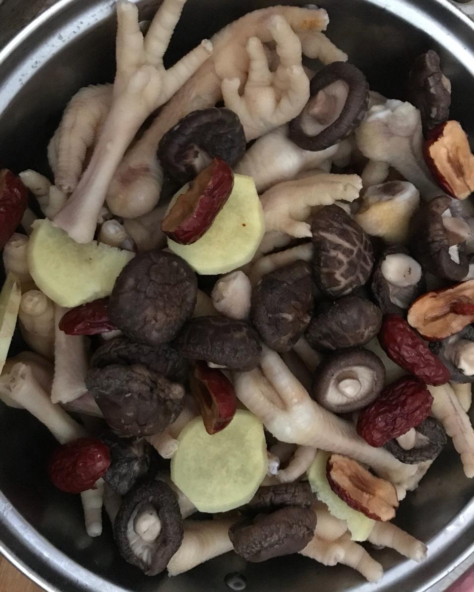 凤爪香菇花生汤