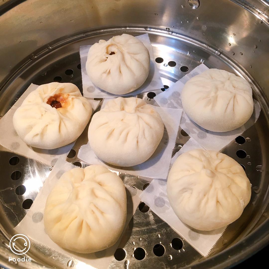 云朵般松软爆浆蜜汁叉烧包