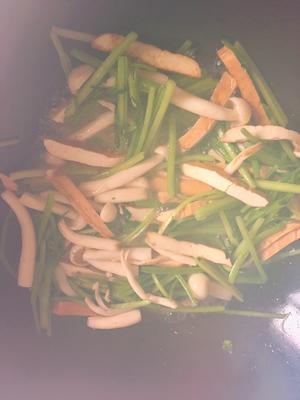 芹菜海鲜菇炒豆干的做法 步骤6