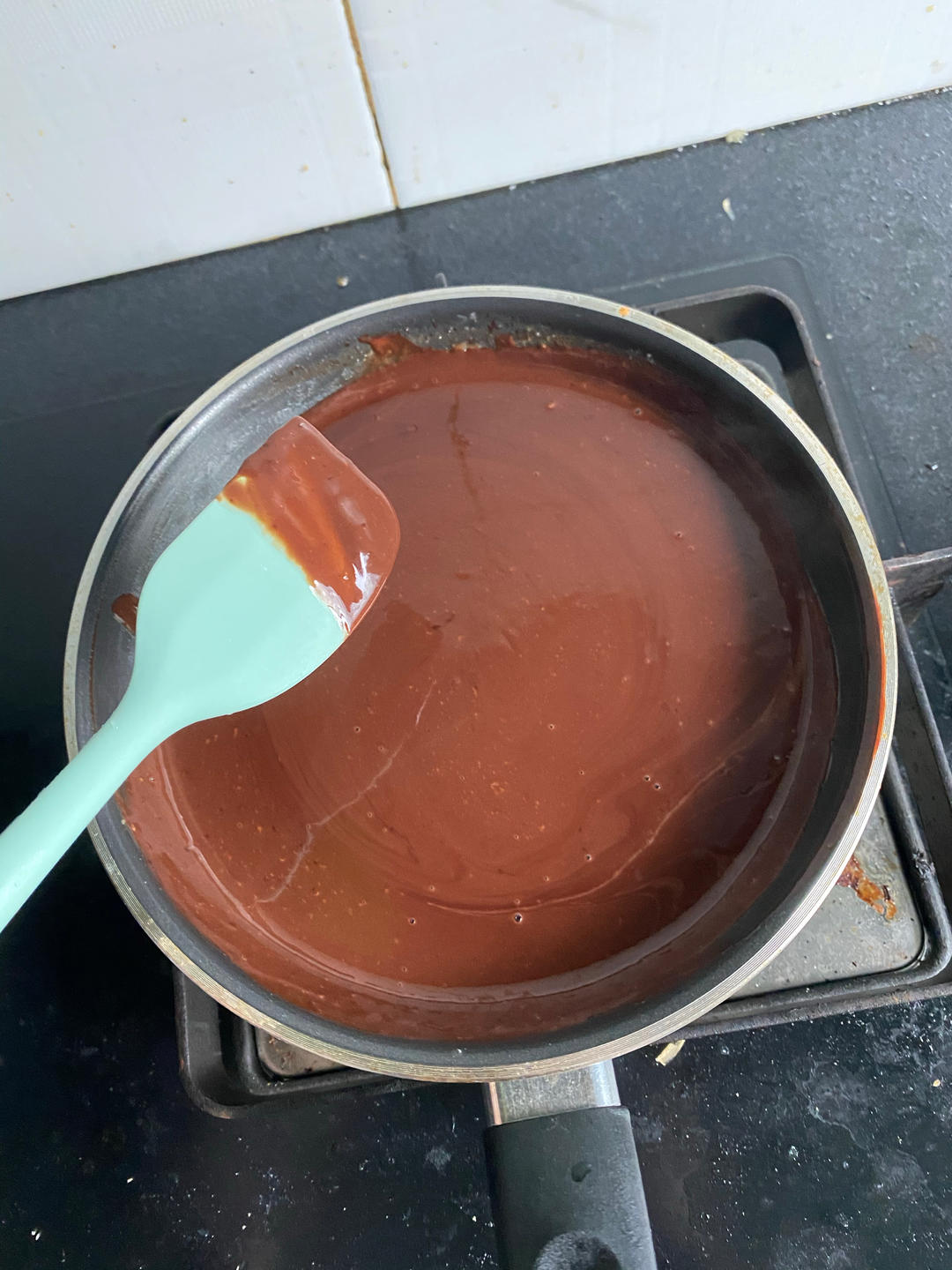 只用四种材料就可以做巧克力冰山熔岩（无奶油）