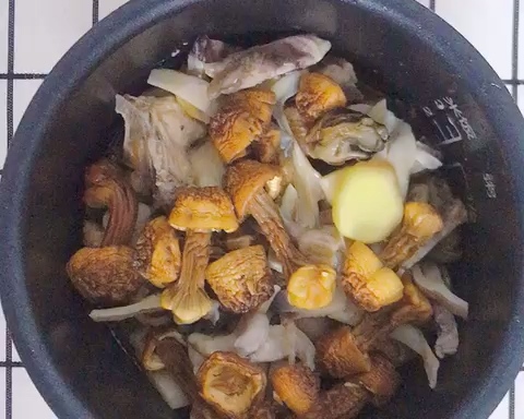 墨鱼蘑菇蚝干炖鸡汤（电饭锅版）的做法 步骤3