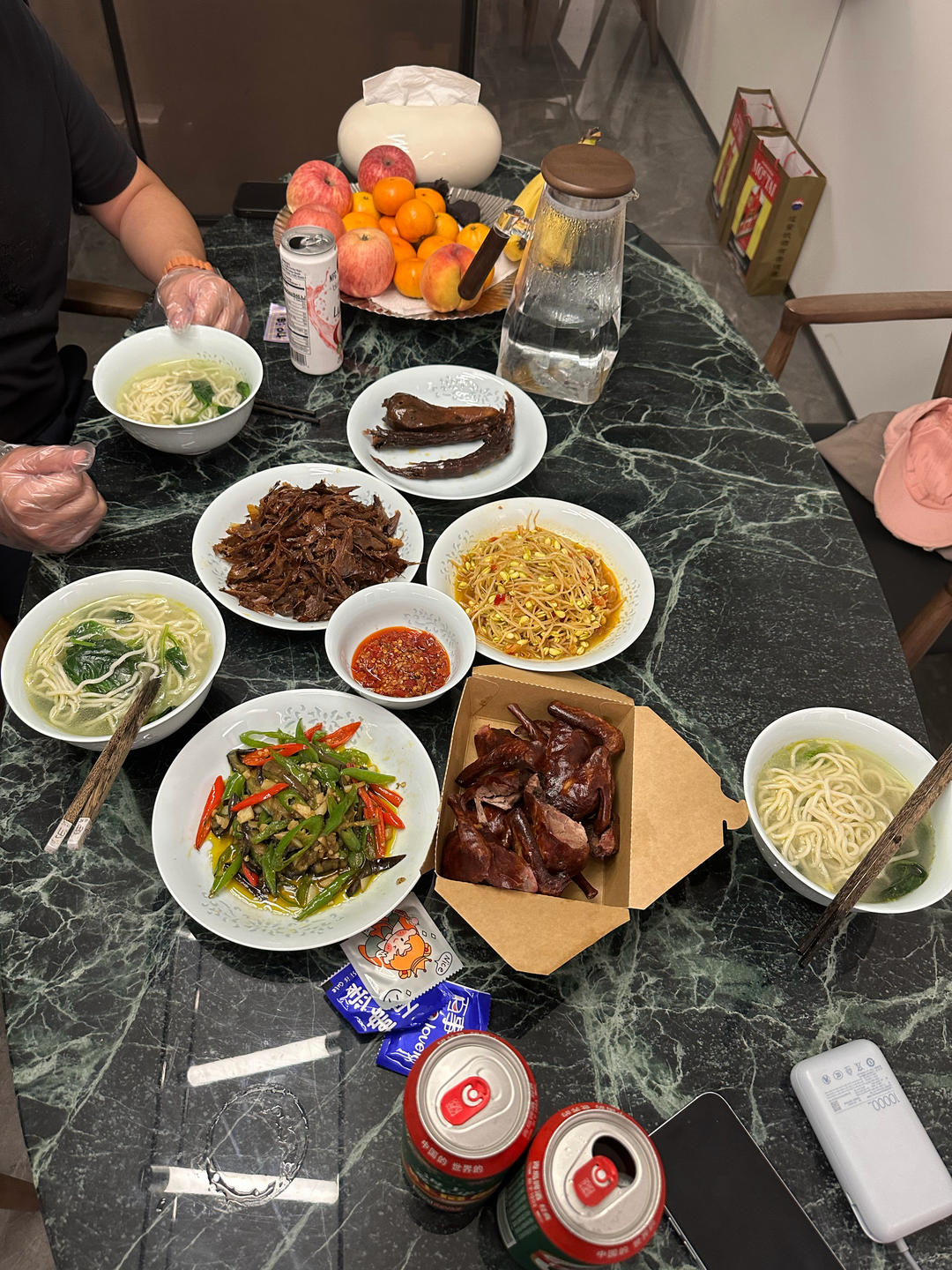 家庭聚餐：手撕湖南酱板鸭+炒豆芽+蘑菇炒辣椒+烤乳鸽+汤面+青岛啤酒