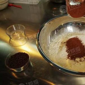 跟台湾大师学做无糖无油巧克力手拌面包的做法 步骤3
