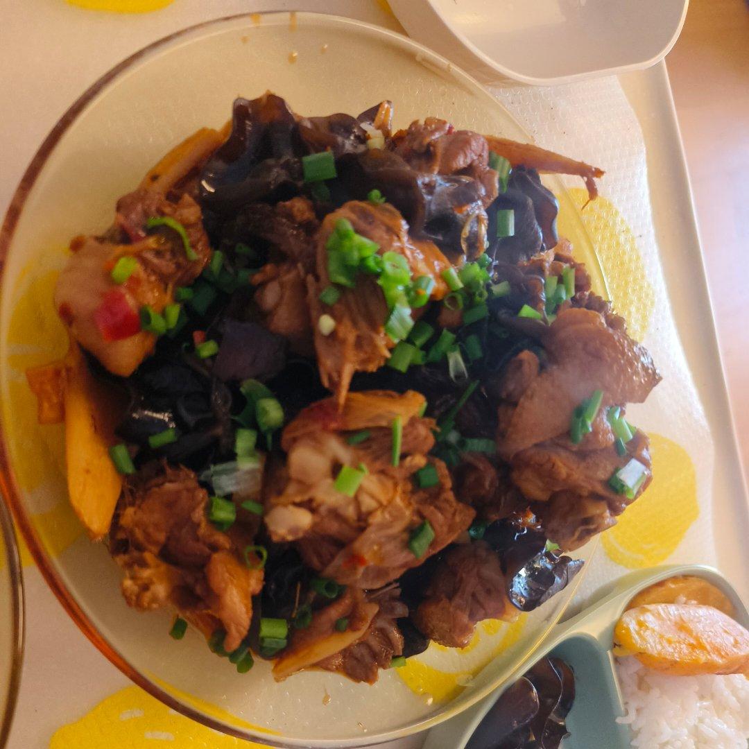 传统正宗的啤酒鸭配方和做法，鲜嫩香浓，只需炒千万不要焯水