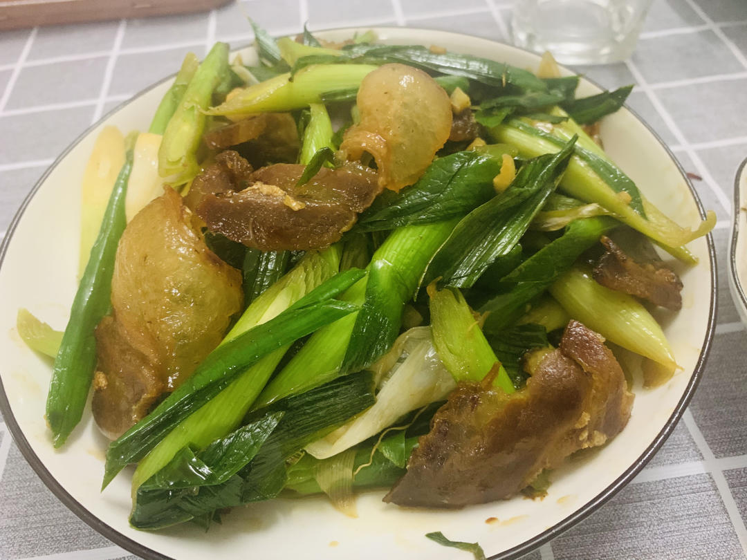 腊肉三炒之大蒜叶炒腊肉
