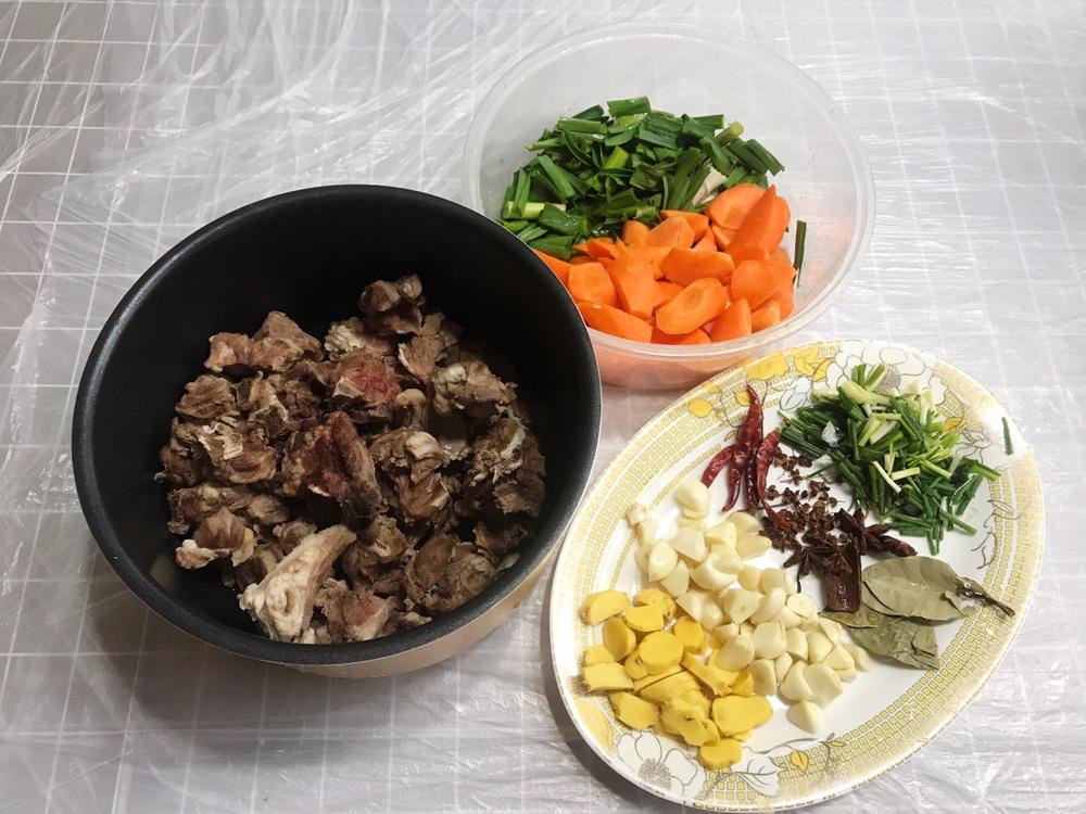 红焖羊肉炖胡萝卜