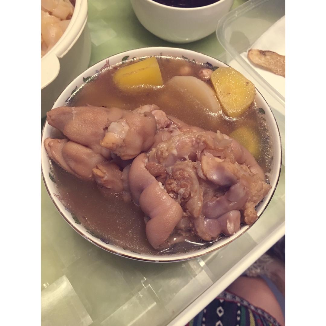 黄豆花生猪脚汤