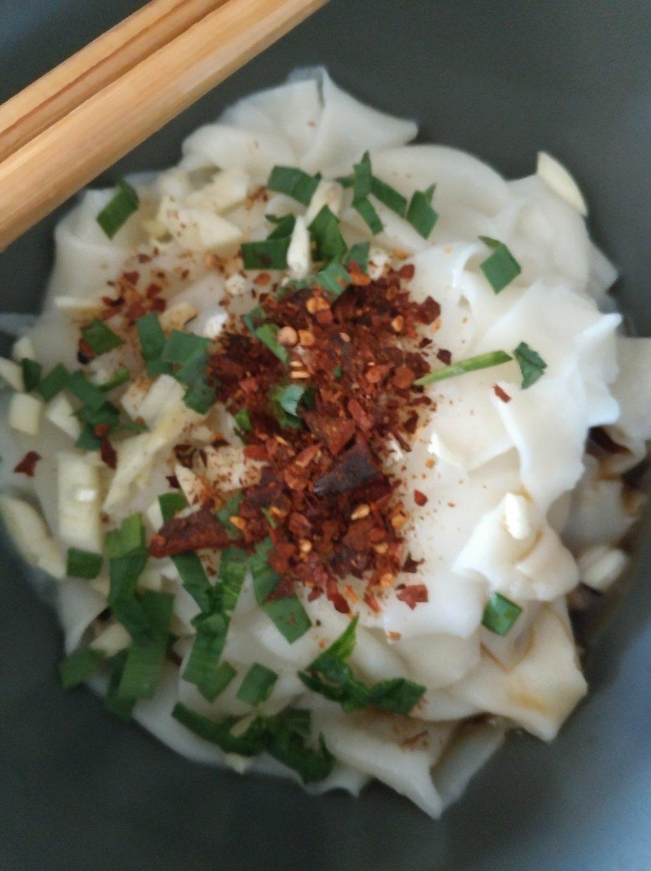 用饺子皮自制油泼扯面