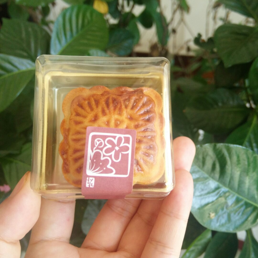 广式月饼—蛋黄芝麻月饼