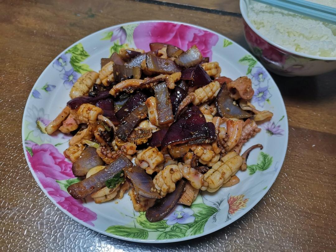 平底锅烤鱿鱼🦑 随便加配菜都好吃😋