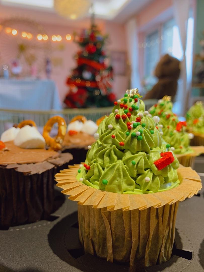 圣诞草莓心圣诞树杯子蛋糕