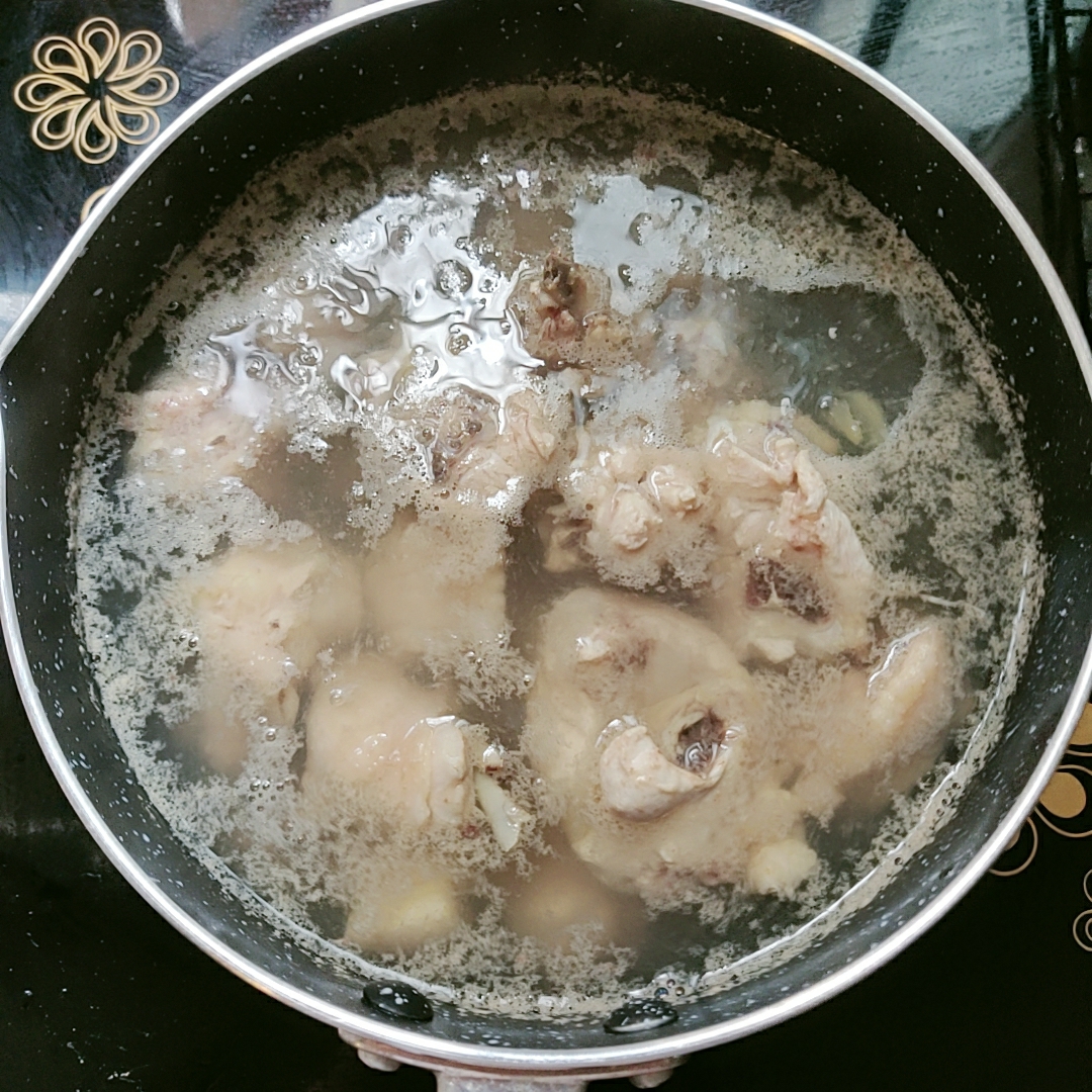 小炖盅红菇炖鸡汤的做法 步骤3