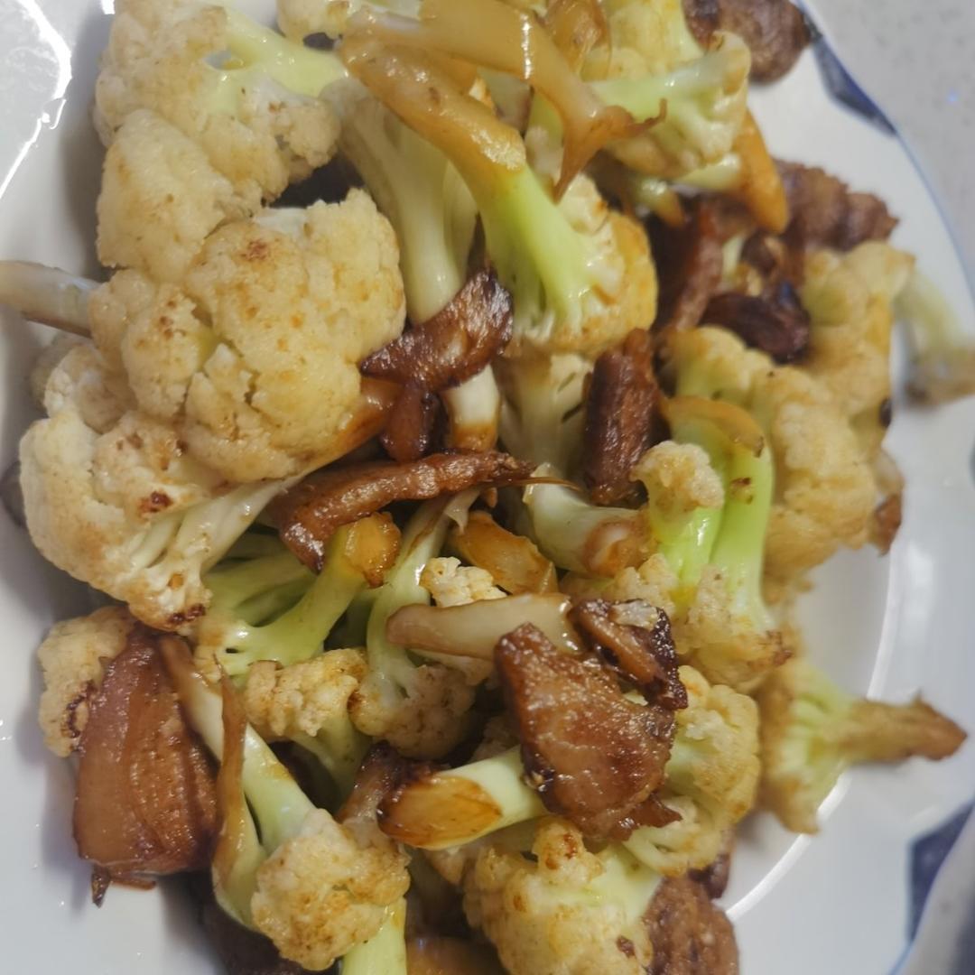 在家做简单的下饭菜，五花肉先煮一煮，炒出来不油不腻