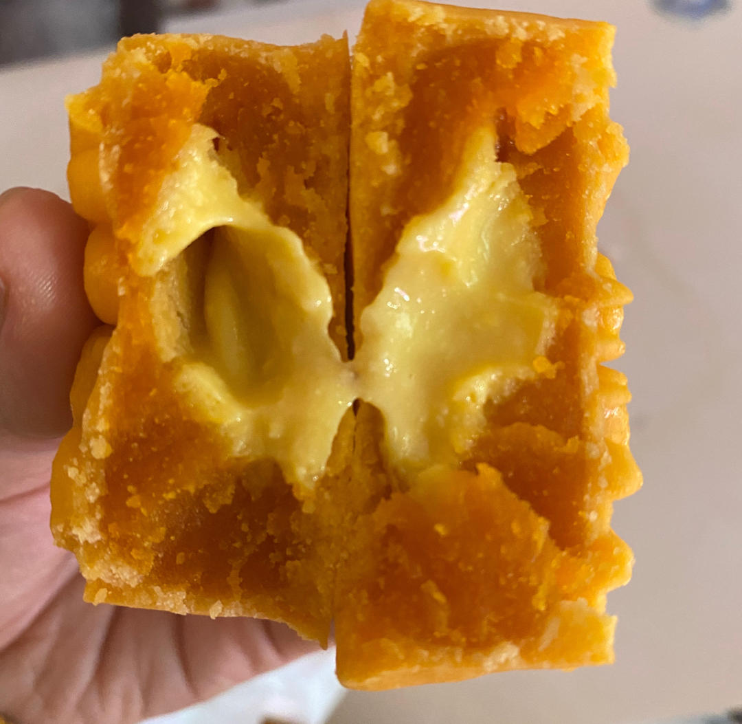 💃奶黄流心月饼——这是可以让你坐稳朋友圈厨霸位置的月饼🥮，没人点赞算我输👎