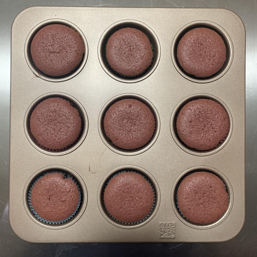 红丝绒海绵纸杯蛋糕的做法