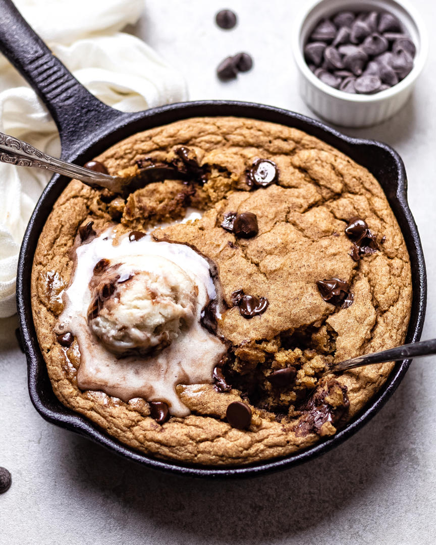 巨大花生酱巧克力豆曲奇 (纯素无油无蛋奶)