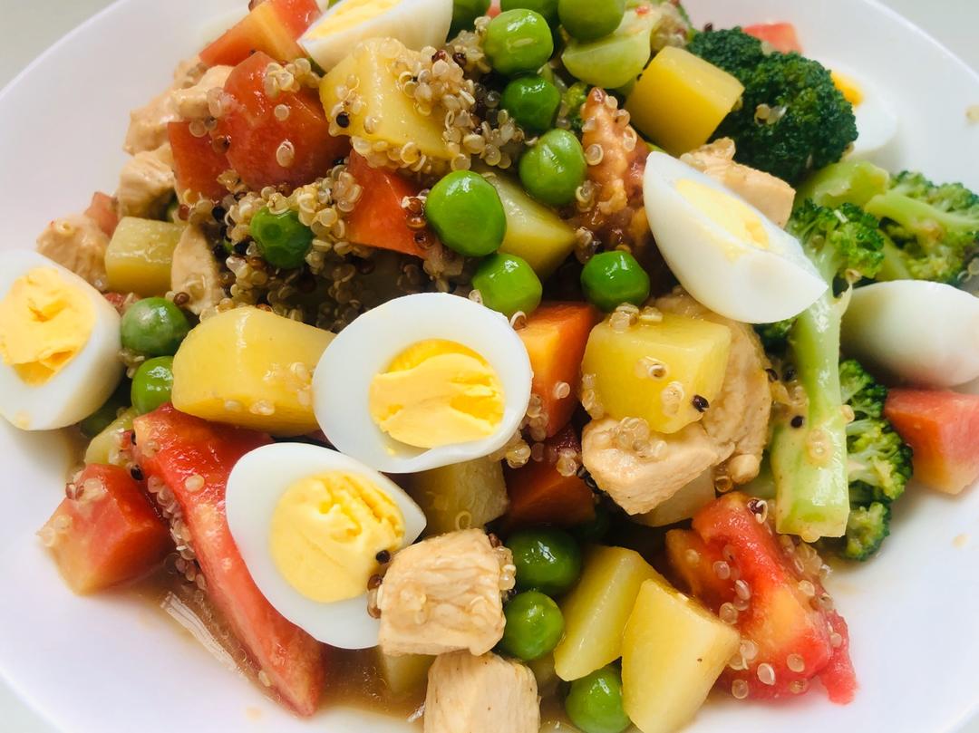 减脂食谱：藜麦鸡肉沙拉