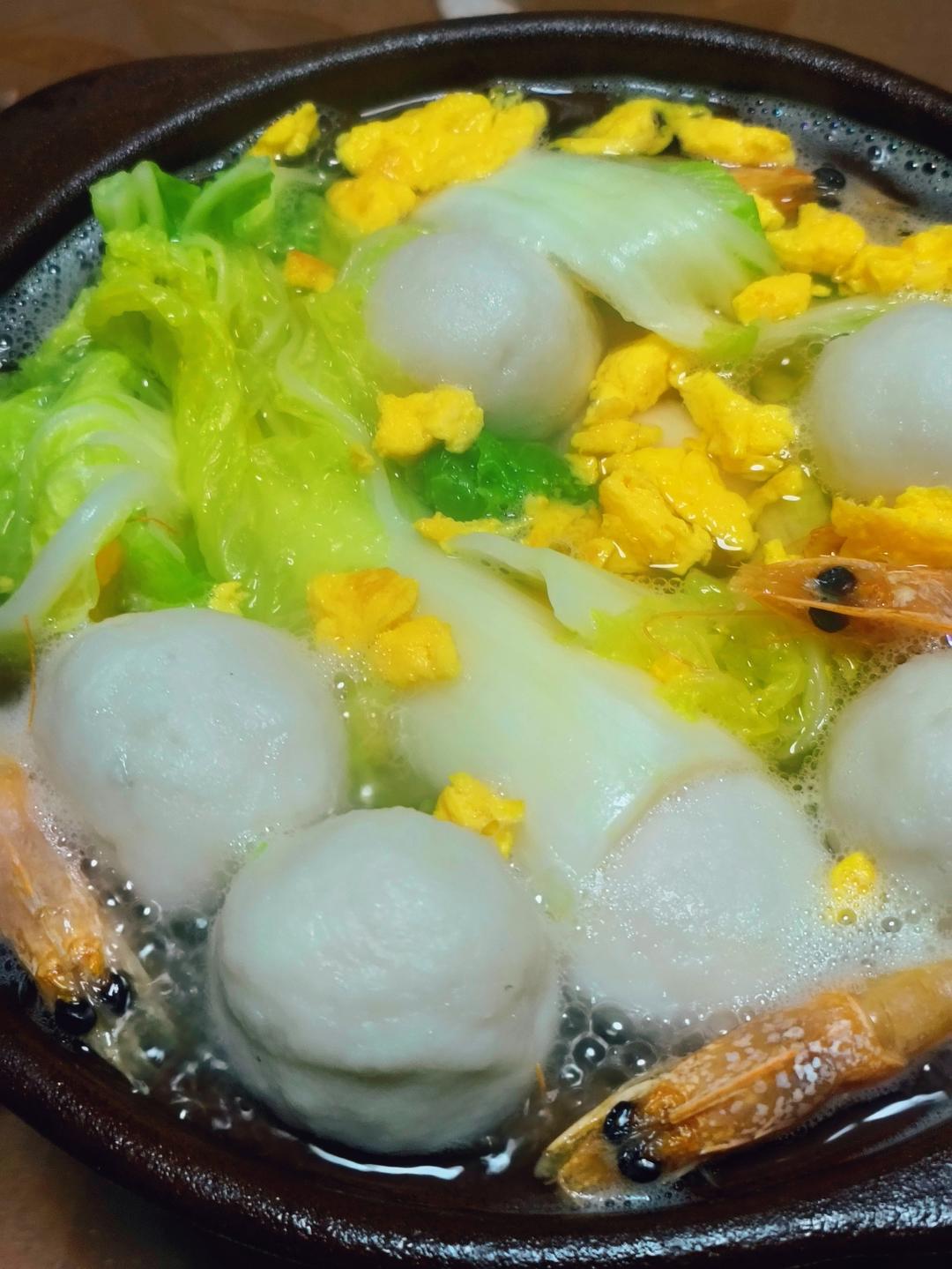 简单易学，清淡好喝～鱼丸鸡蛋菠菜汤