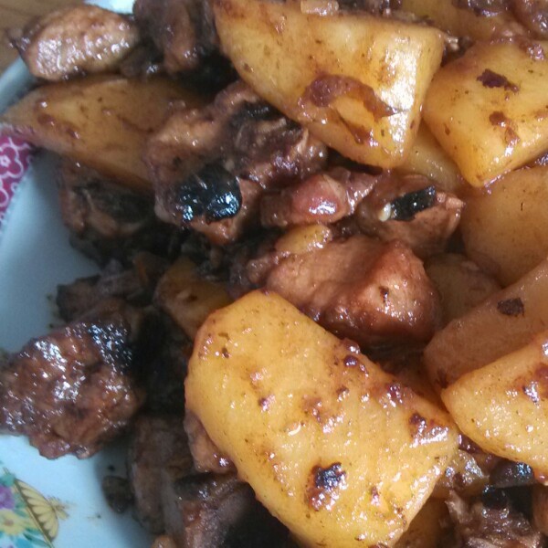 土豆焖排骨