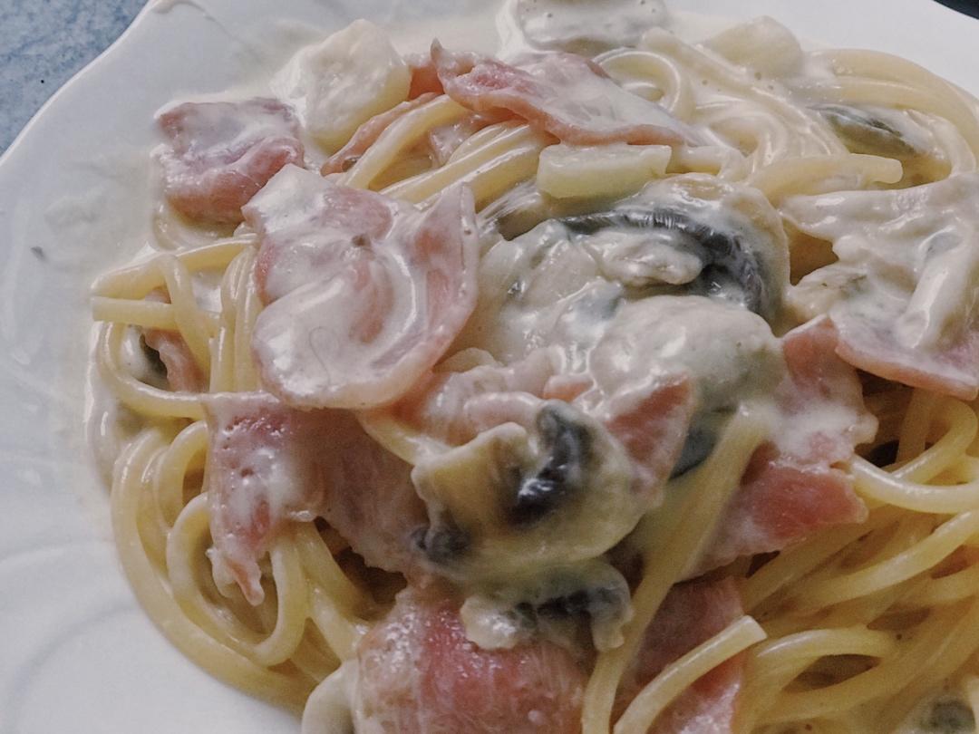 白蘑菇奶油培根意面