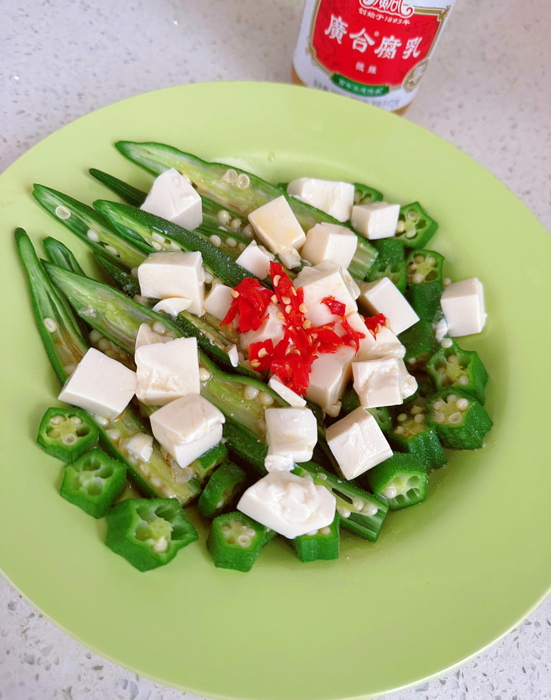 超快手！冰爽开胃的腐乳捞拌汁秋葵豆腐