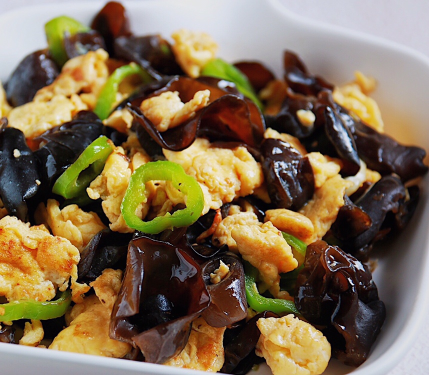 健康低卡家常菜——青椒木耳炒蛋的做法
