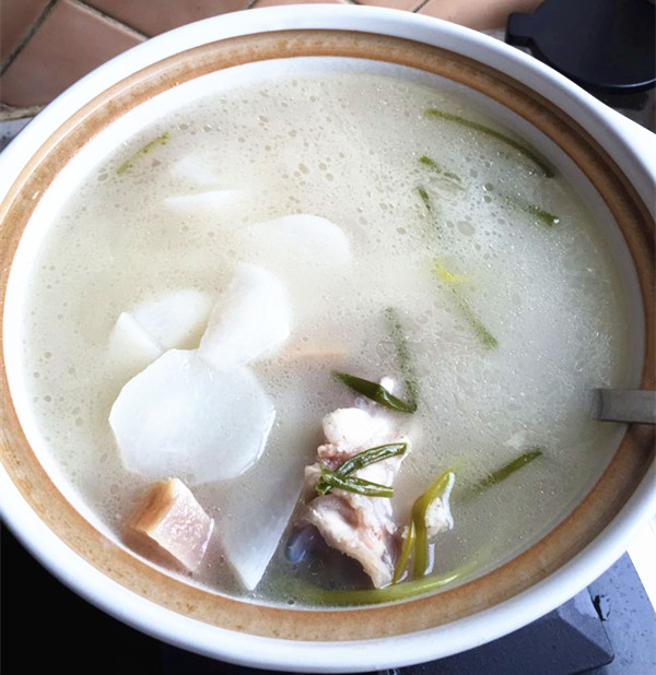 鲜掉眉毛的萝卜咸肉蹄膀汤