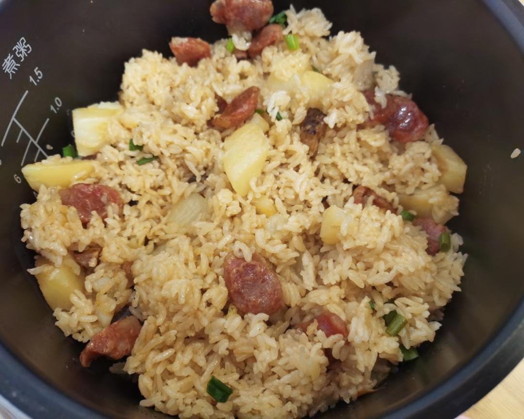 土豆腊肠香菇焖饭