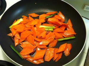 青椒炒土豆胡萝卜片的做法 步骤2