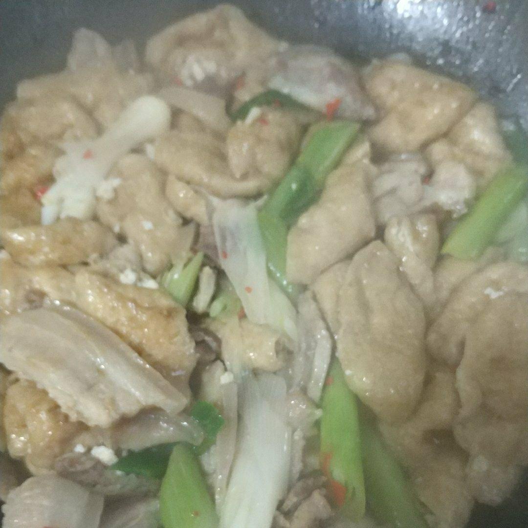 五花肉烧油豆腐