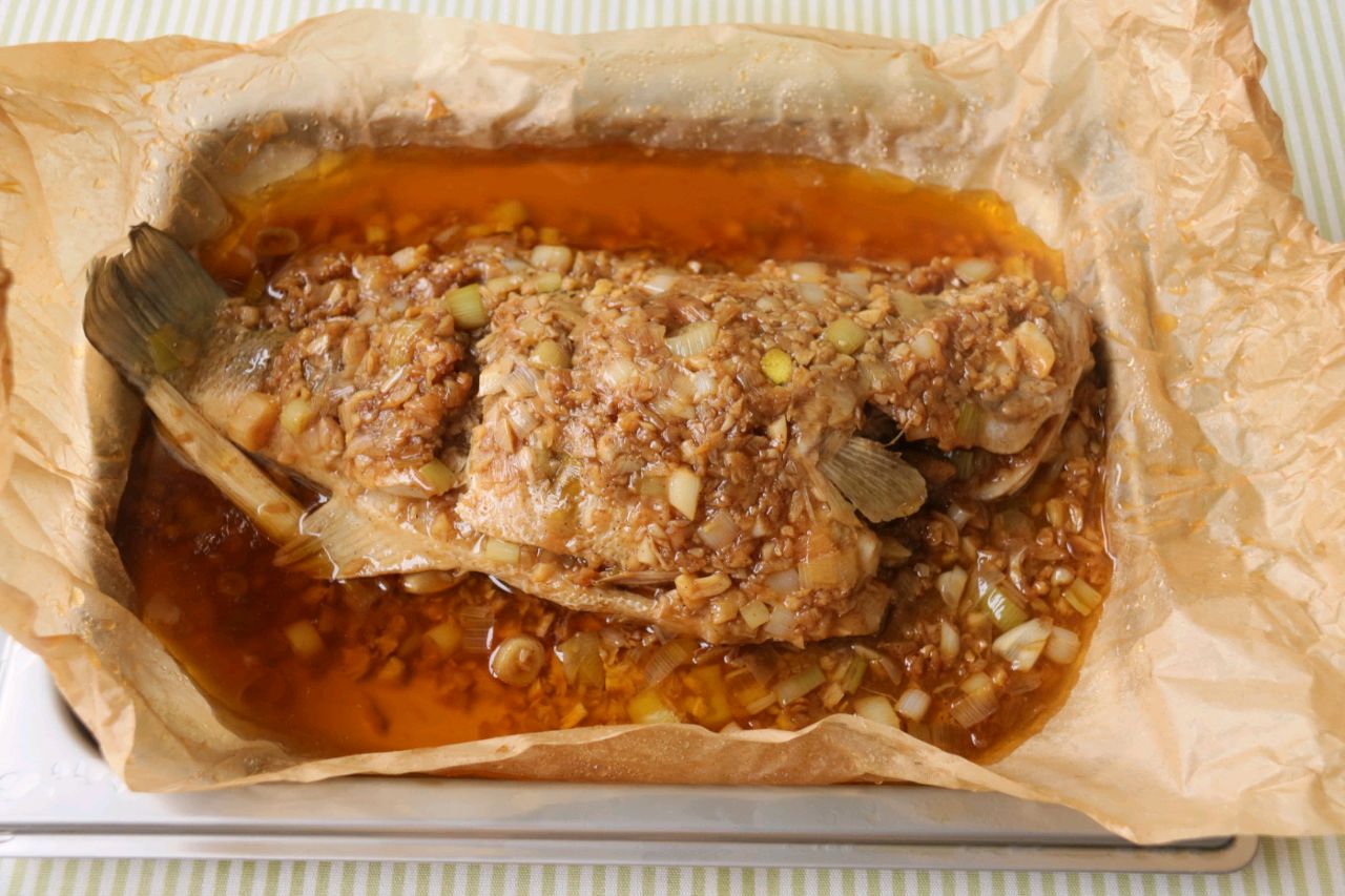 干饭人绝对不能放过的经典蒜香纸包鱼的做法 步骤15