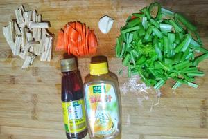 凉拌芹菜腐竹-太太乐鲜鸡汁+芝麻香油的做法 步骤1