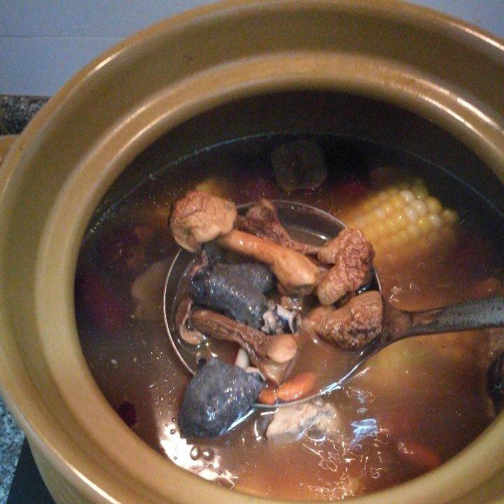 姬松茸乌鸡汤