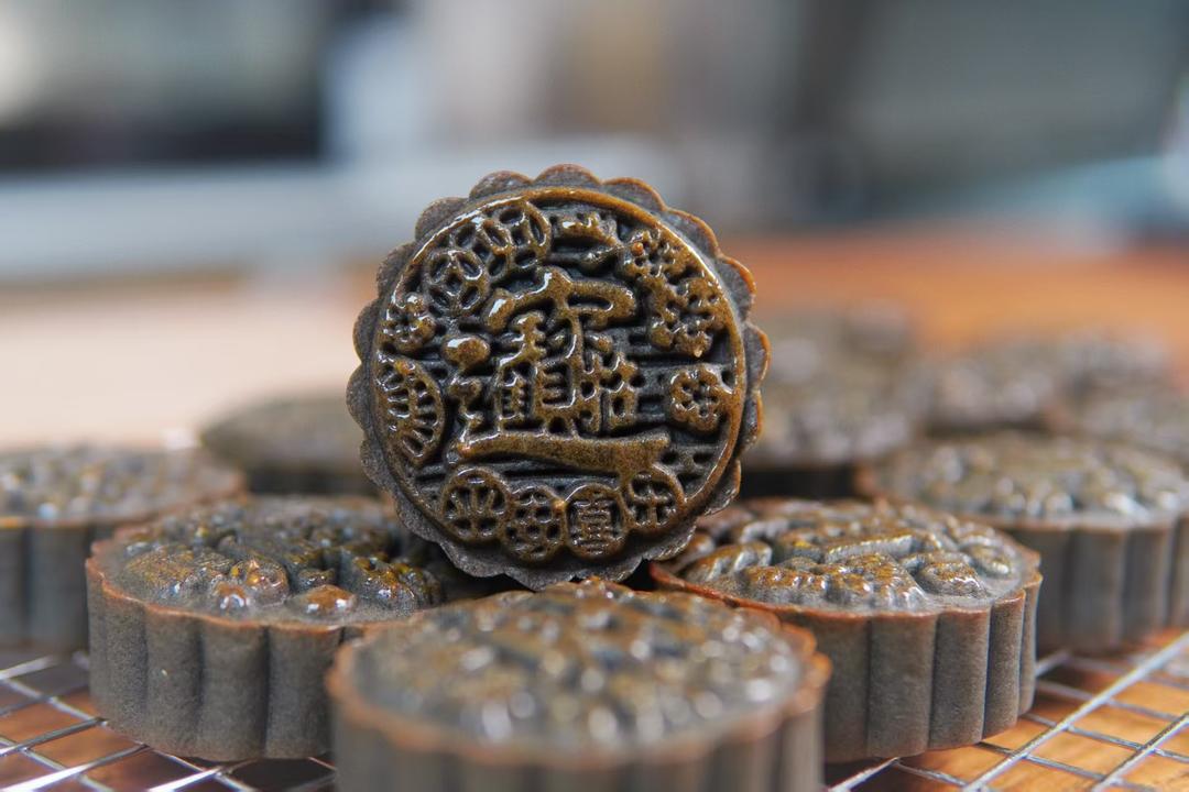 万能黑金米月饼皮保姆级教程，包什么馅都好吃！