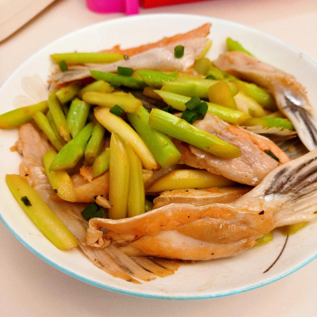 芦笋炒三文鱼