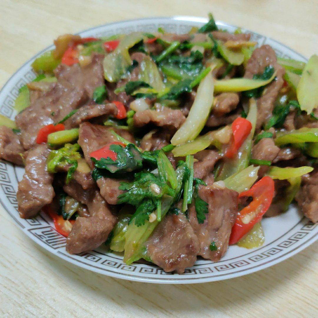 好吃到邻居敲门蹭饭的芹菜炒牛肉！